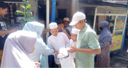 Bakso Oshin Gelar Jumat Berkah Bagi Makan Bakso Gratis di Jalan Simo Gunung Bara Tol Surabaya.