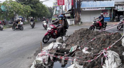Proyek Galian PGN Mangkrak di Manukan, Warga Keluhkan Kemacetan dan Kecelakaan