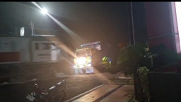 Truk Tertemper Kereta Api di Perlintasan Imam Bonjol Kota Blitar Sopir Selamat