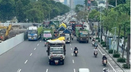 Driver Truk Gelar Demo Madati Lalu Lintas di Jantung Kota Pahlawan 