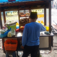 Semangat Subairi Jualan Bebek di Hari Minggu Meski Sepi Pengunjung
