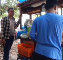 Semangat Subairi Jualan Bebek di  Hari Minggu Telah di Padati Pengunjung