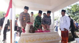Peringatan Hari Buruh di Nganjuk Berlangsung Damai, Kapolres Hadiri Tabur Bunga dan Tasyakuran