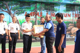 Momentum Apresiasi Prestasi, Kalapas I Madiun Serahkan Hadiah Lomba Kepada Warga Binaan dalam Peringatan Hari Bakti Pema
