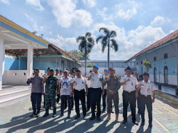 Lapas Kelas IIB Sampang Gelar Apel Komitmen dan Razia Gabungan Berantas HALINAR