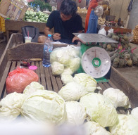Penjual Sayur Gubis Asal Bangkalan Ramai Digemari Pelanggan di Pasar Keputran