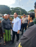 Polsek Kenjeran dan Lurah bulak banteng Bersama Walikota Surabaya Pengecekan Pelebaran Jalan Raya Sungai Kali Tebu