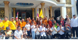 58 Rombongan Bhikkhu Singgah di Masjid Al-Hidayah Gedangan, Lanjutkan Perjalanan Damai ke Kemenag Jatim dan Borobudur