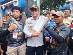 Ribuan Ojol Jatim Demo di DPRD, Desak Pengesahan UU Transportasi Online