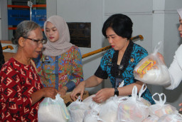 “Aksi Rutin Salurkan Bantuan, Lapas I Madiun Gelar Bansos Rutin untuk Masyarakat Membutuhkan”