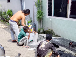 Warga Simo Pronajaya Gelar Kerja Bakti Bersihkan Saluran Selokan Buntu di Hari Raya Idul Adha