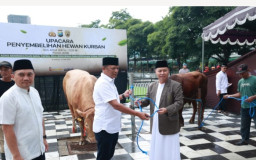 *Iduladha 1447 H Polda Jatim Salurkan Ratusan Hewan Kurban untuk Masyarakat*