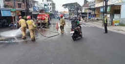 Satlantas Polres Batu Gerak Cepat Bersihkan Tumpahan Material Cor di Simpang Tiga Pos Polisi