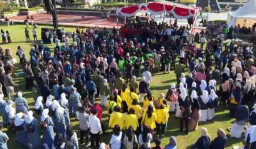 Ribuan Arek Suroboyo Padati Tugu Pahlawan, ARSAS Gaungkan Kekompakan dan Kepedulian untuk Surabaya