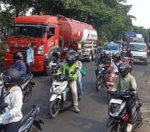 Unit Lantas Polsek Sukomanunggal Sigap Atur Lalu Lintas Saat Truk Tangki Pertamina Mogok di Pertigaan DST