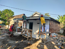 Mulai Bergotong Royong, Lapas Kelas I Madiun Laksanakan Bedah Rumah untuk Masyarakat Sekitar