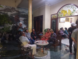 Warga RW 08 Simo Pronajaya Jenguk Ketua RW yang Sedang Sakit, Wujud Kepedulian dan Kebersamaan