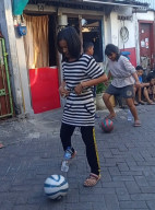 Warga Simo Pronajaya Meriahkan HUT ke-81 Kemerdekaan RI dengan Lomba Sepak Bola Pakai Botol Aqua