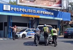 Satlantas Polres Batu Sigap Bantu Dorong Mobil Mogok, Cegah Kemacetan di Simpang Tiga Pendem