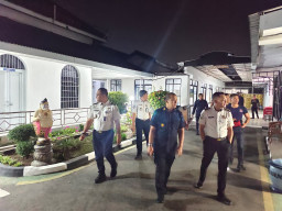 Tingkatkan Keamanan Melalui Patroli Malam Area Brandgang, Lapas Kelas I Madiun Optimalkan Pengamanan Melalui Kontrol Are