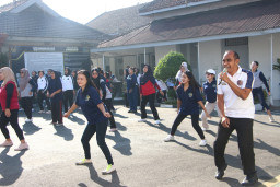Langkah Sehat Menuju Pembinaan Berkualitas, Lapas Kelas I Madiun Wujudkan Pembinaan Humanis Lewat Senam Pagi bagi Warga