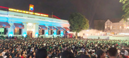 Nobar Semifinal Piala Presiden 2026 Digelar di Depan Polrestabes Surabaya, Warga Antusias Dukung Tim Favorit