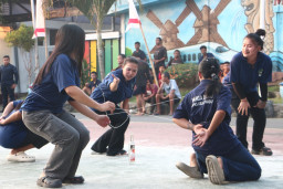 Semangat Juang dalam Nuansa Kemerdekaan, Warga Binaan Lapas Kelas I Madiun Adu Kekompakan dalam Lomba Estafet Tepung