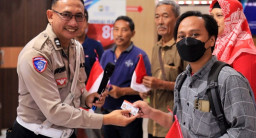 Kado Kemerdekaan, Satlantas Polres Gresik Berikan 17 Warga Kelahiran 17 Agustus SIM Gratis