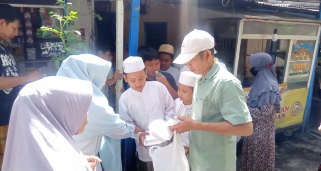 Bakso Oshin Gelar Jumat Berkah Bagi Makan Bakso Gratis di Jalan Simo Gunung Bara Tol Surabaya.