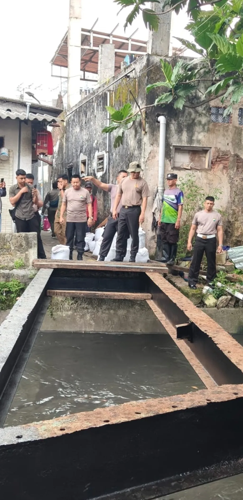 Kapolrestabes Surabaya Tinjau Pembangunan Jembatan Garuda Merah Putih di Simomulyo Baru