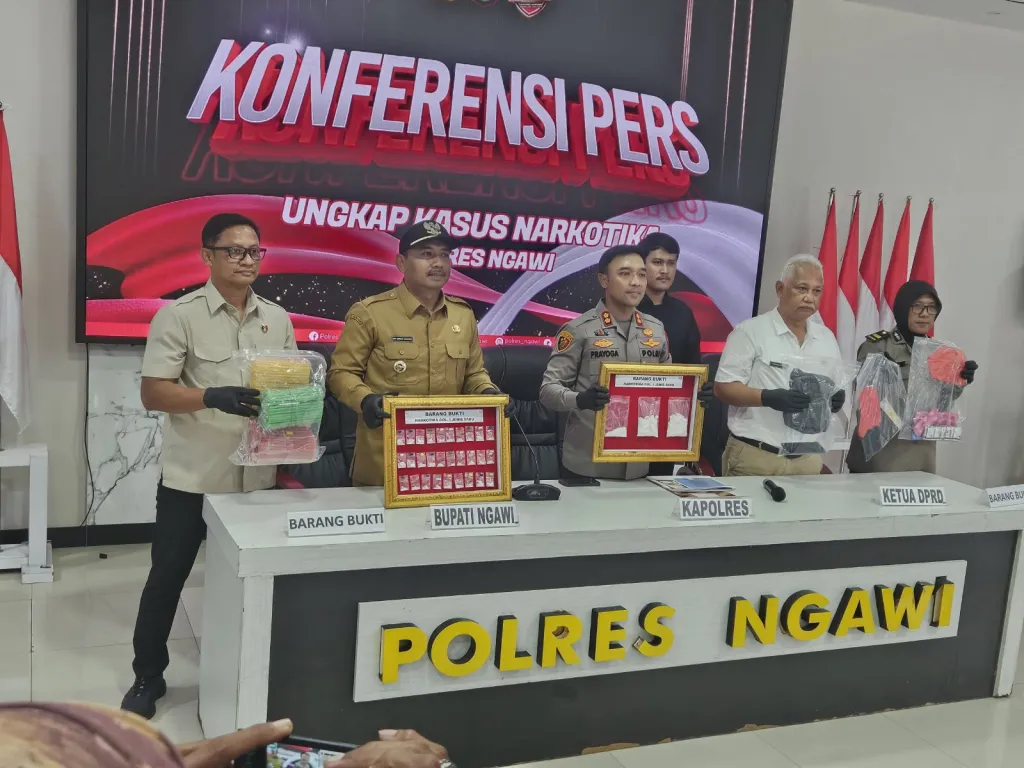 Laporan Masyarakat Melalui Call Center 110, Polres Ngawi Amankan  Sabu 223,842 gram