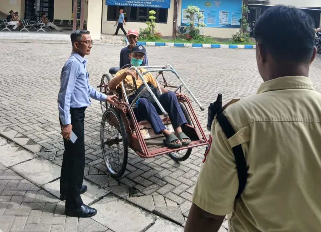 Suguhkan Pelayanan Prima Adpel Samsat Bangkalan, Berikan Perhatian Lebih Pada Wajib Pajak Disabilitas