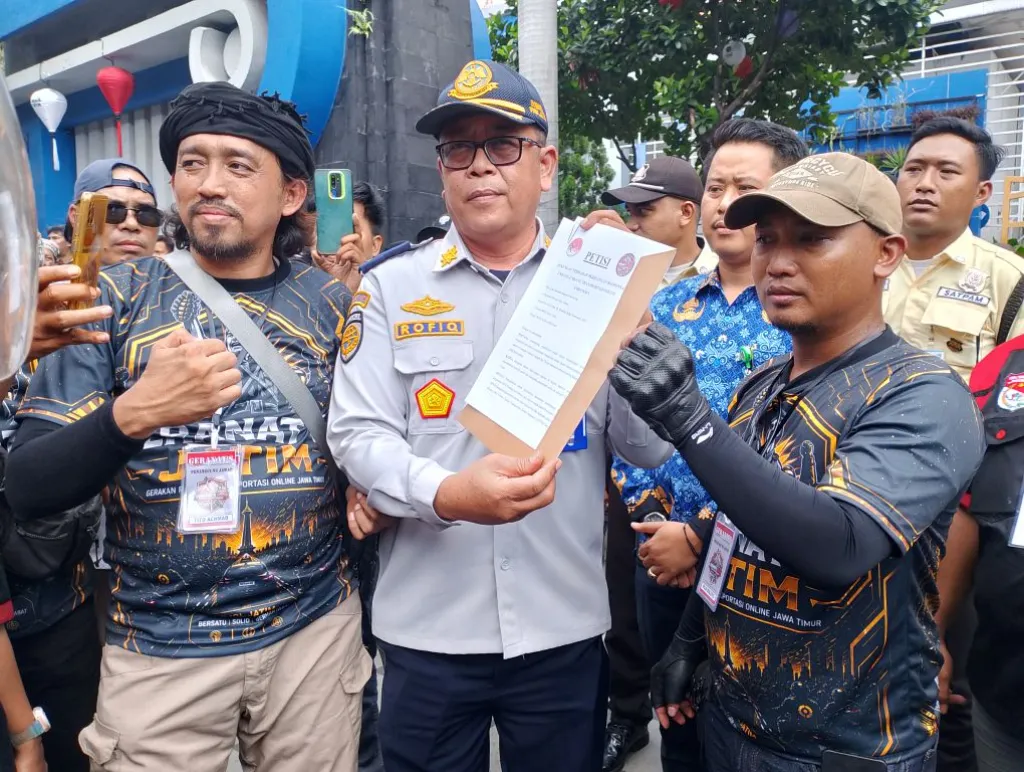 Ribuan Ojol Jatim Demo di DPRD, Desak Pengesahan UU Transportasi Online