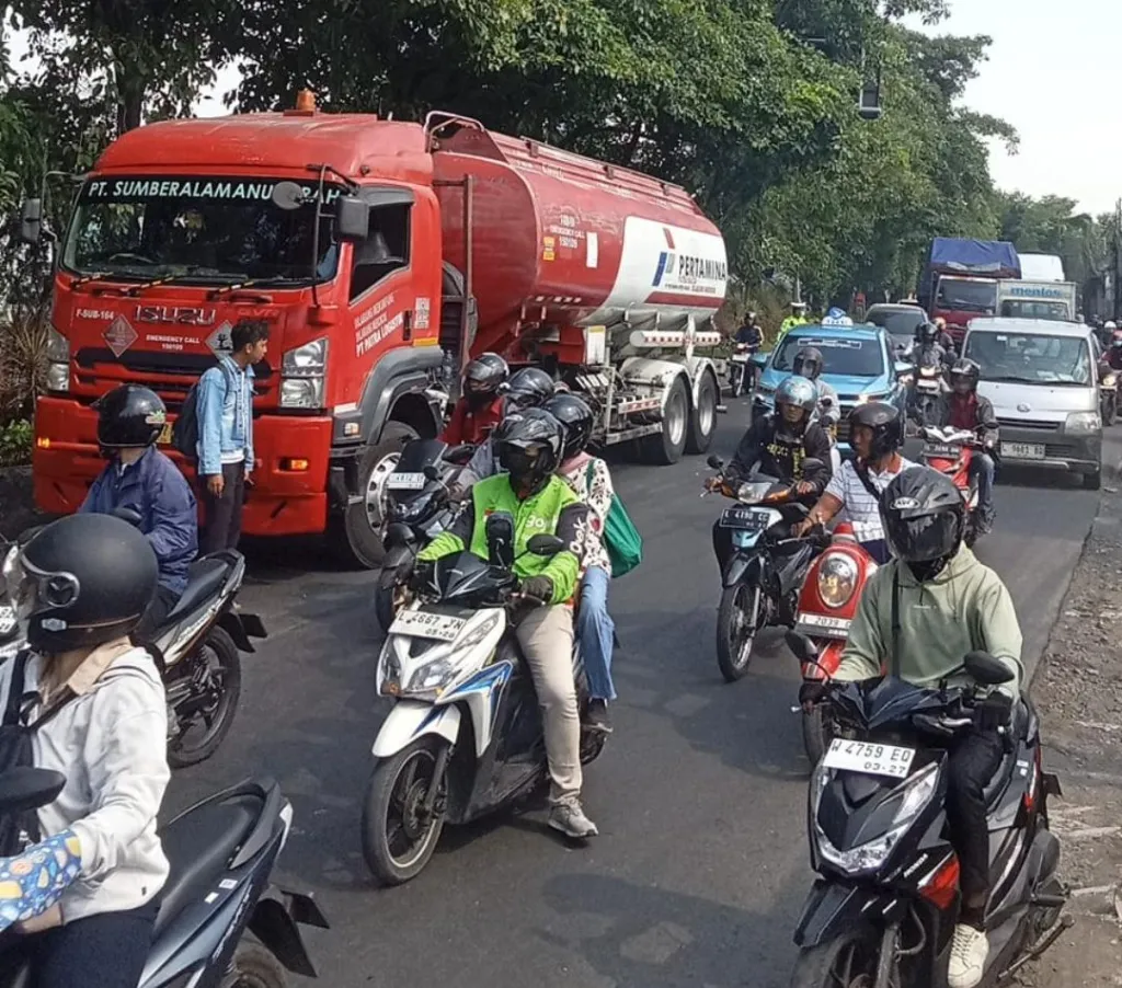 Unit Lantas Polsek Sukomanunggal Sigap Atur Lalu Lintas Saat Truk Tangki Pertamina Mogok di Pertigaan DST