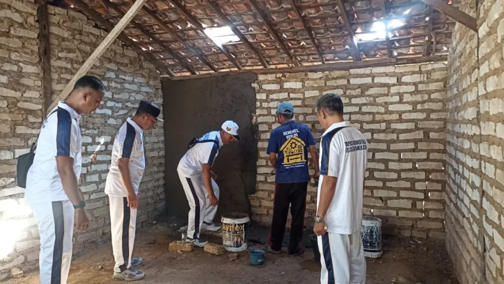 “Tebar Manfaat di Tengah Masyarakat, Lapas Narkotika Pamekasan Gelar Program Bedah Rumah”