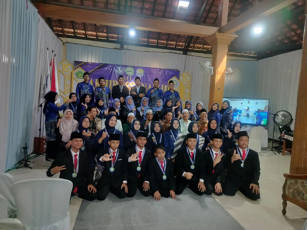 Haflah Akhirussanah SMP Al-Makin Krian Wujudkan Generasi Qur'ani, Santun, dan Berprestasi