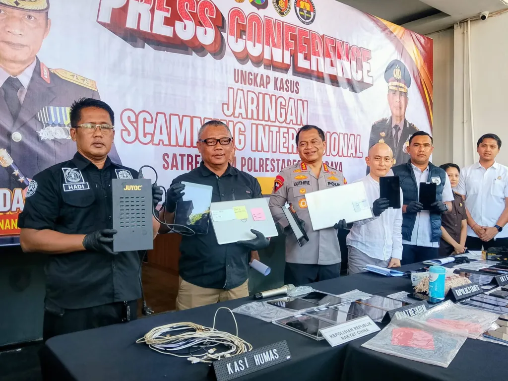 Polrestabes Surabaya Bongkar Jaringan Scamming Internasional, 45 Tersangka Diamankan Menulis