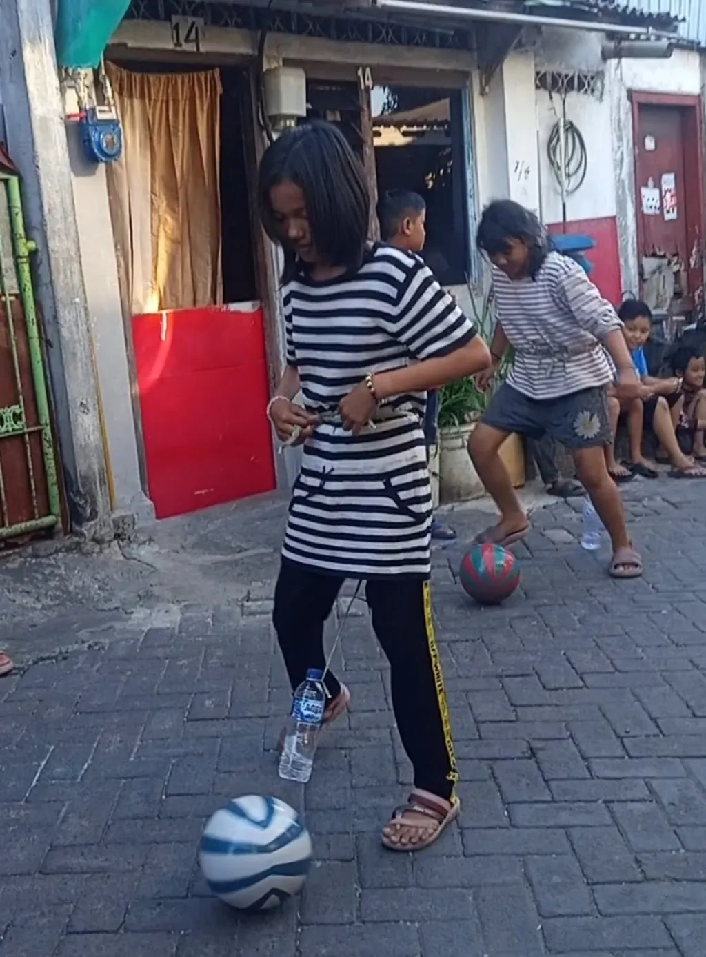 Warga Simo Pronajaya Meriahkan HUT ke-81 Kemerdekaan RI dengan Lomba Sepak Bola Pakai Botol Aqua