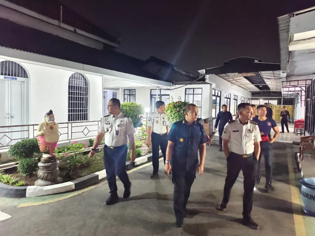 Tingkatkan Keamanan Melalui Patroli Malam Area Brandgang, Lapas Kelas I Madiun Optimalkan Pengamanan Melalui Kontrol Are