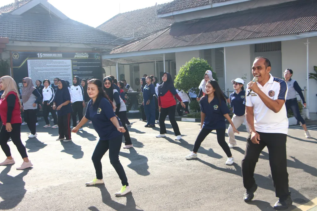 Langkah Sehat Menuju Pembinaan Berkualitas, Lapas Kelas I Madiun Wujudkan Pembinaan Humanis Lewat Senam Pagi bagi Warga