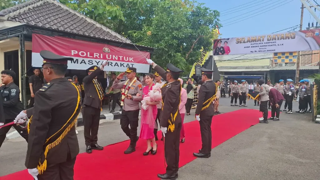 Tongkat Komando Berganti, Polres Sampang Polda Jatim Gelar Tradisi Pedang Pora Sambut AKBP Anang Hardiyanto