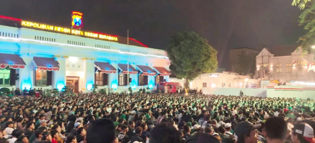 Nobar Semifinal Piala Presiden 2026 Digelar di Depan Polrestabes Surabaya, Warga Antusias Dukung Tim Favorit