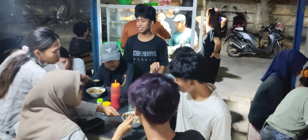 Kebersamaan Karyawan Gudang Hijab, Nikmati Makan Bersama di Bakso Oshin Simo Gunung Barat Tol