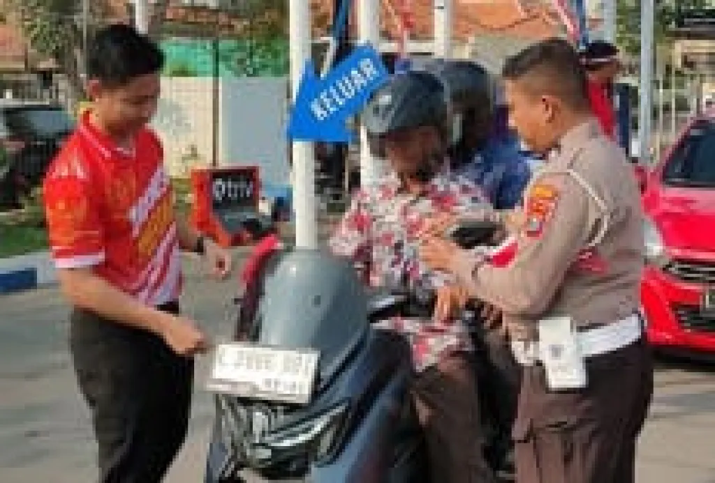 Semarak HUT RI ke-81, Satpas Colombo Surabaya Kenakan Seragam Merah Putih dan Gelar Lomba Unik