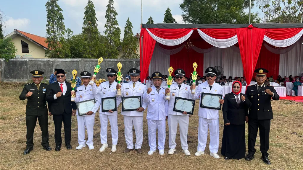 Forkopimcam Balongpanggang Gelar Upacara HUT ke-81 RI, Lima Desa Raih Penghargaan Taat Pajak