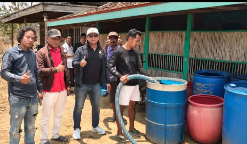 Peduli Dampak Kemarau Panjang, Formabes dan Madas Sedarah Salurkan Air Bersih ke Desa Batorasang