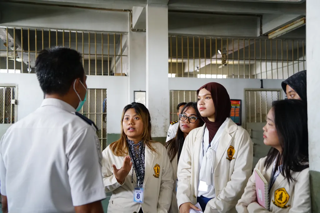 25 Mahasiswa Hukum Universitas Kusuma Surabaya Tinjau Langsung Pembinaan di Lapas Narkotika Pamekasan