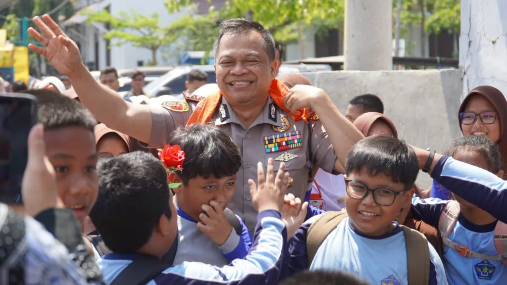 Polrestabes Surabaya Gelar Syukuran HUT Presiden Prabowo, Ratusan Siswa SD Ikuti Wisata Edukasi