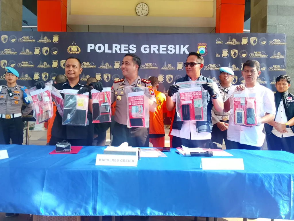Polres Gresik Bongkar Dugaan Peredaran Sabu di Menganti, 12 Orang Diamankan dengan Barang Bukti 31,811 Gram