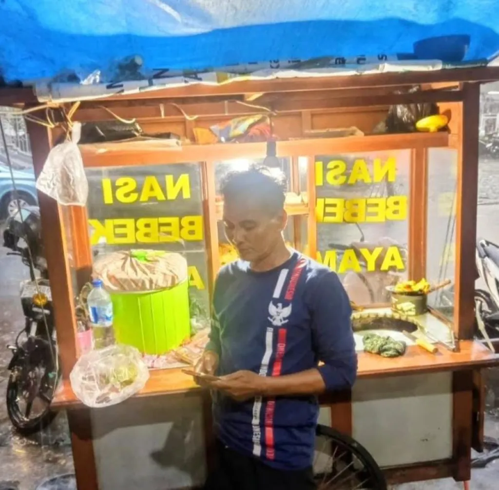 Demi Kebutuhan Keluarga, Seorang Wartawan dari Media Ungkapfakta.co.id Jalani Usaha Sampingan Berjualan Nasi Bebek